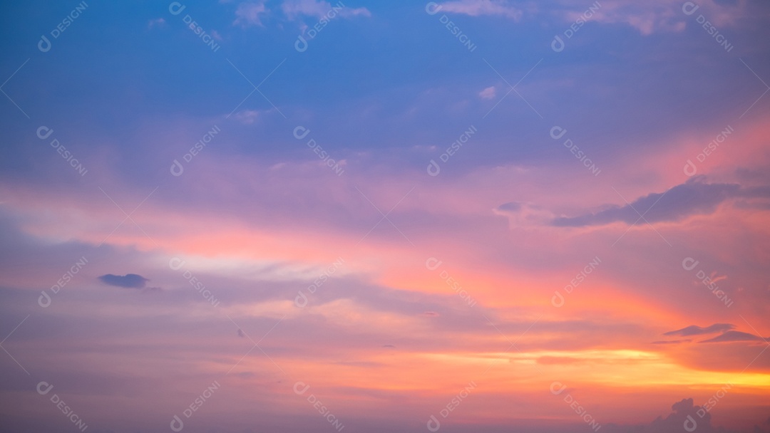 Lindas e luxuosas nuvens de ouro laranja com gradiente suave e luz solar no céu azul perfeito para o fundo