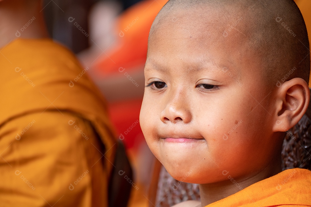 Menino com roupa budista