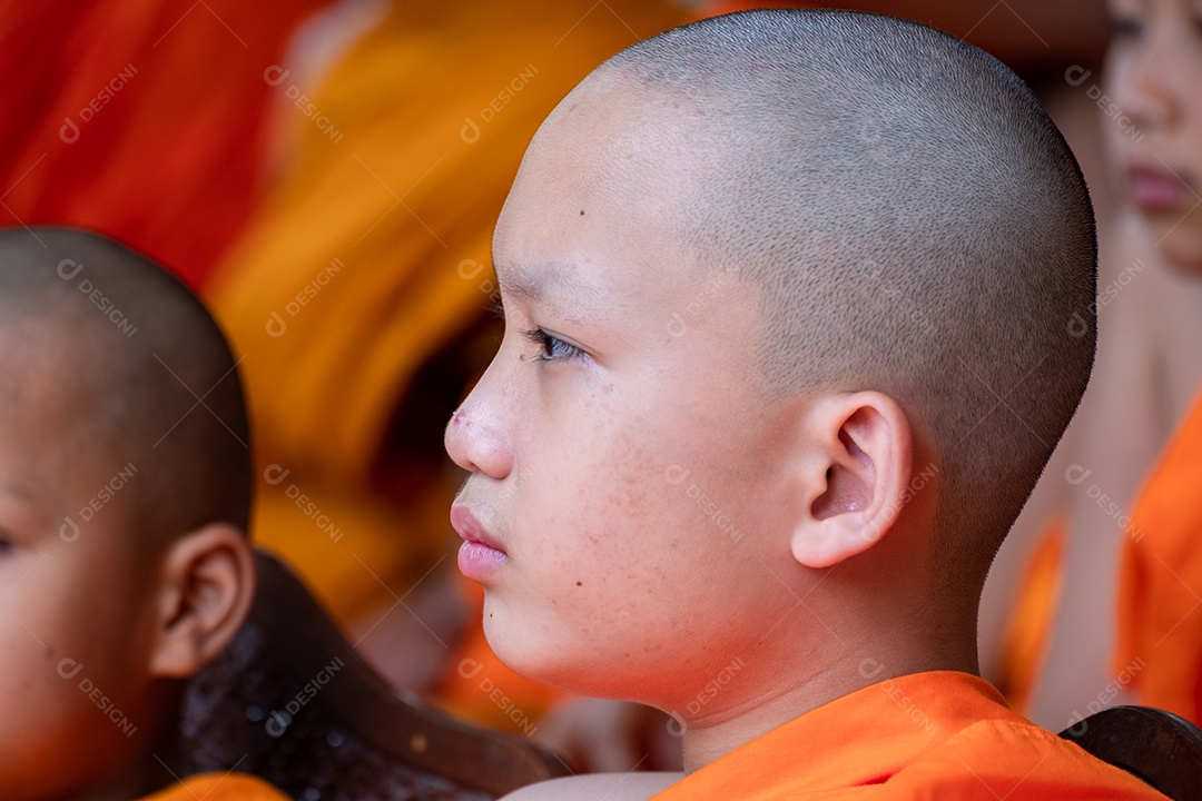Menino com roupa budista