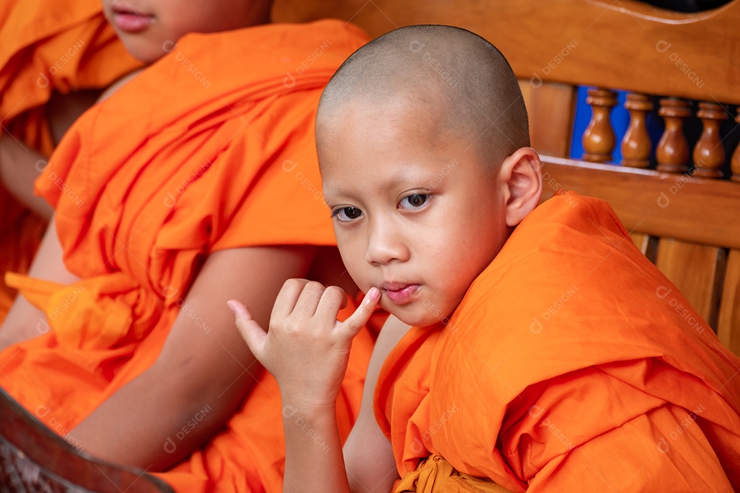 Menino com roupa budista