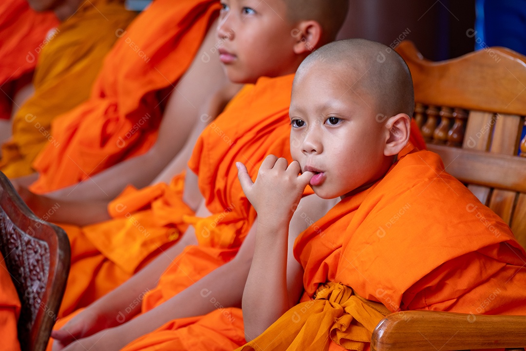 Menino com roupa budista