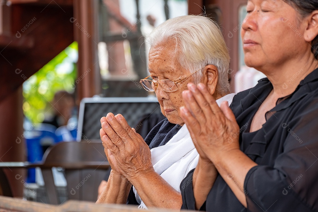 Casal de idosos na igreja