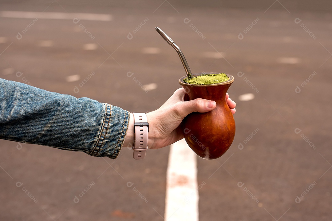 Mulher segurando chá de erva-mate na rua
