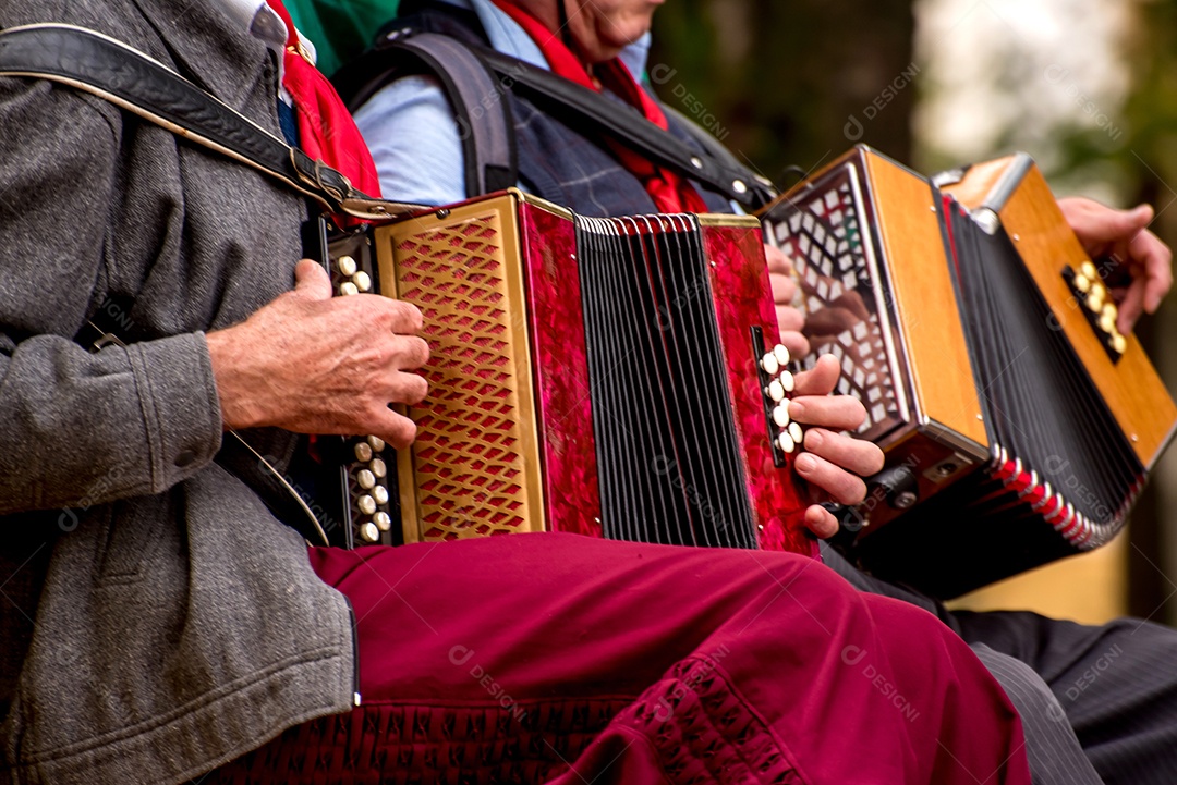 Duo de gaiteros, gaúchos tocando gaita