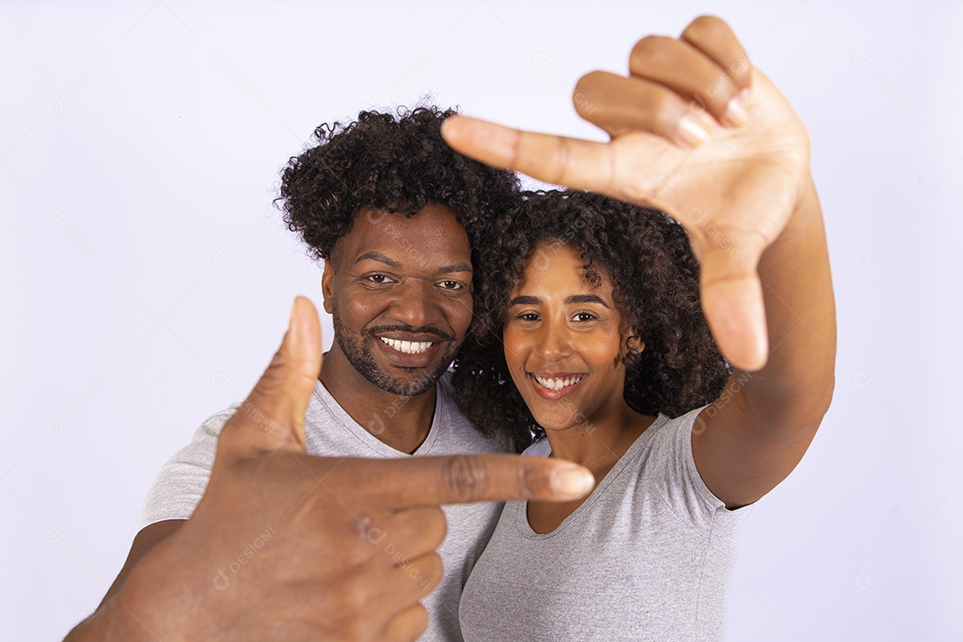 Lindo casal apaixonados felizes e jovens