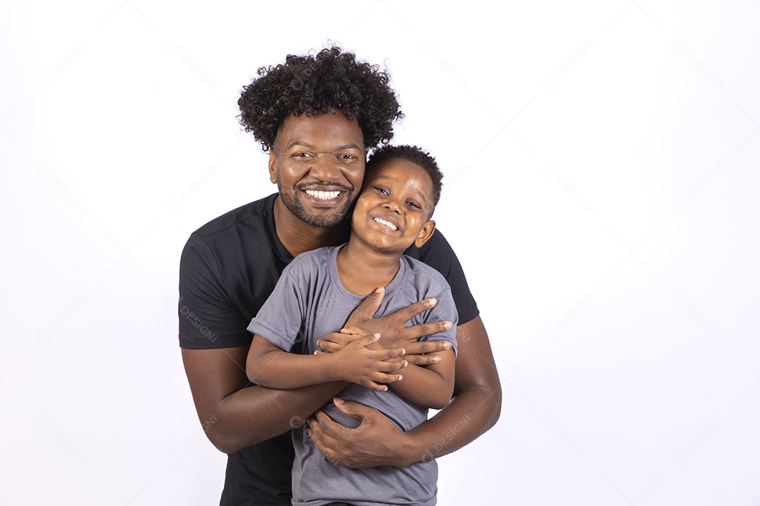 Filho ao lado de seu pai sobre fundo isolado