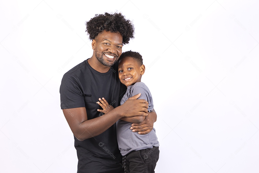 Filho ao lado de seu pai sobre fundo isolado