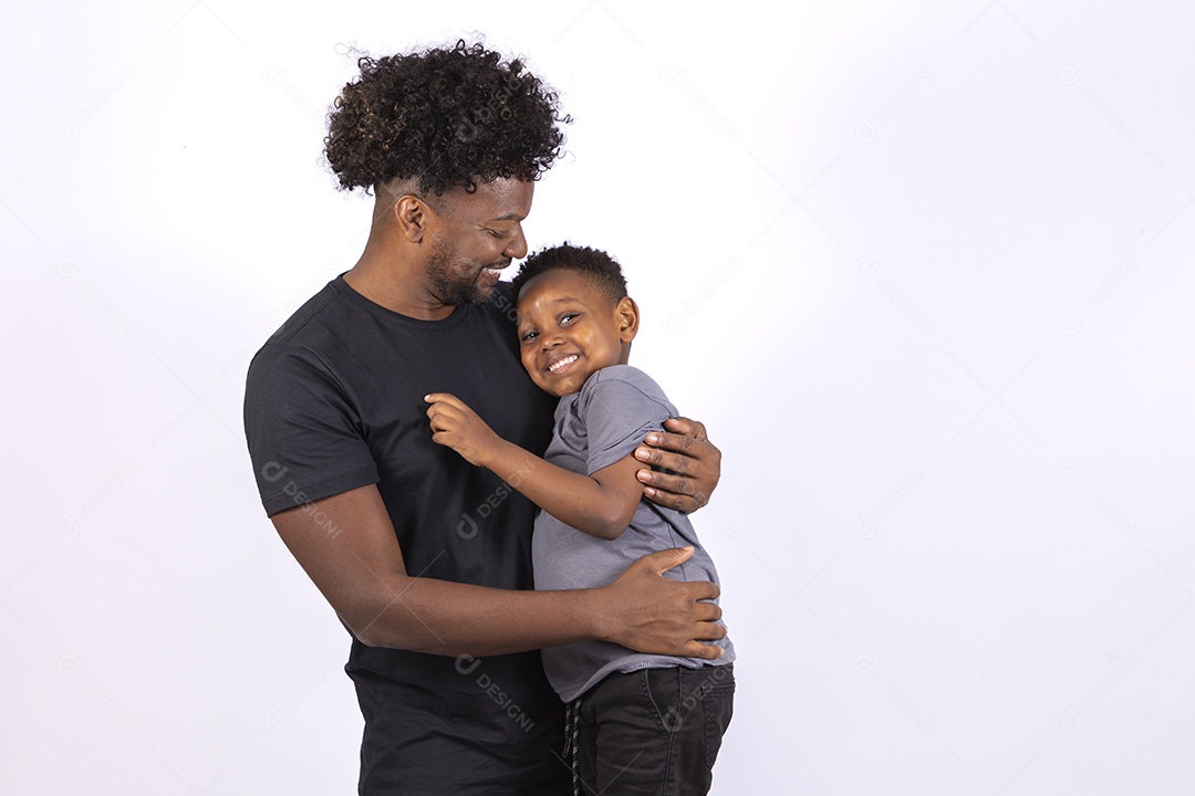 Filho ao lado de seu pai sobre fundo isolado