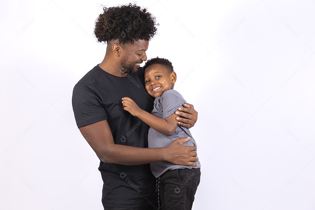 Filho ao lado de seu pai sobre fundo isolado