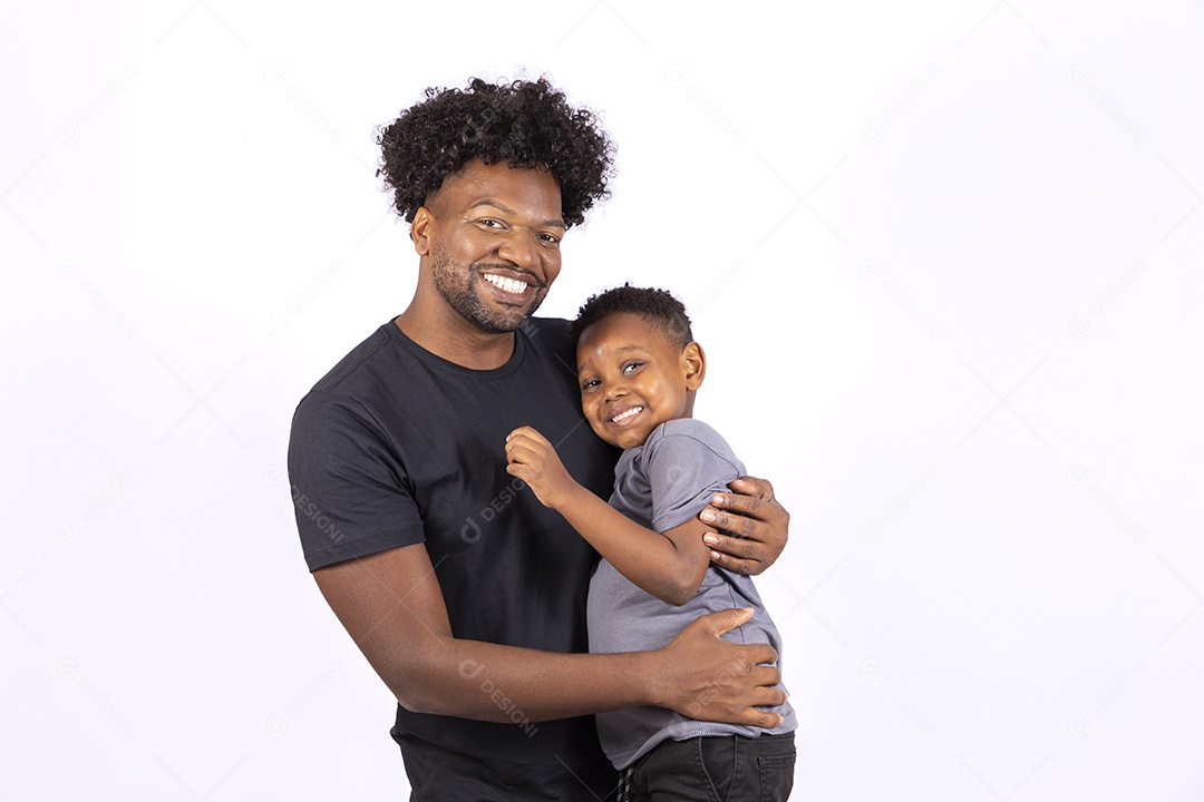 Filho ao lado de seu pai sobre fundo isolado