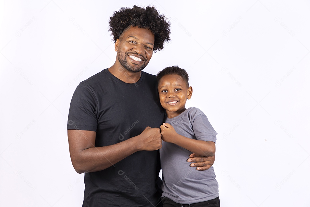 Filho ao lado de seu pai sobre fundo isolado