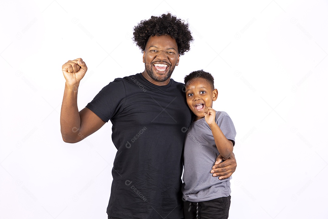 Filho ao lado de seu pai sobre fundo isolado