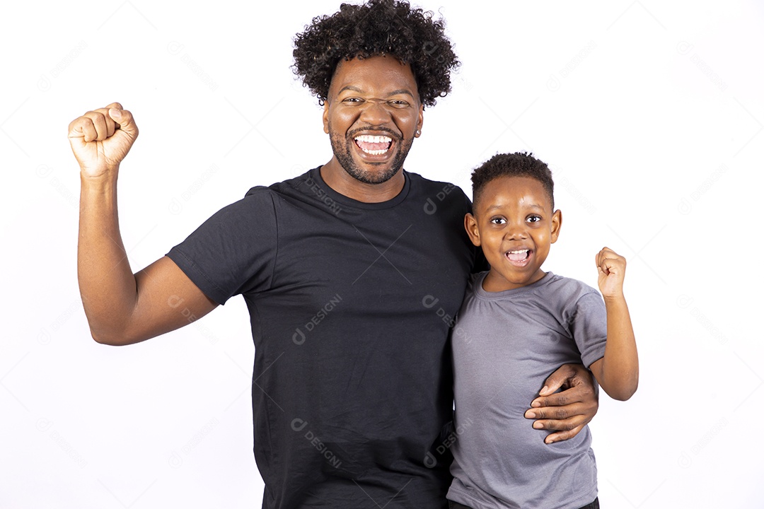 Filho ao lado de seu pai sobre fundo isolado