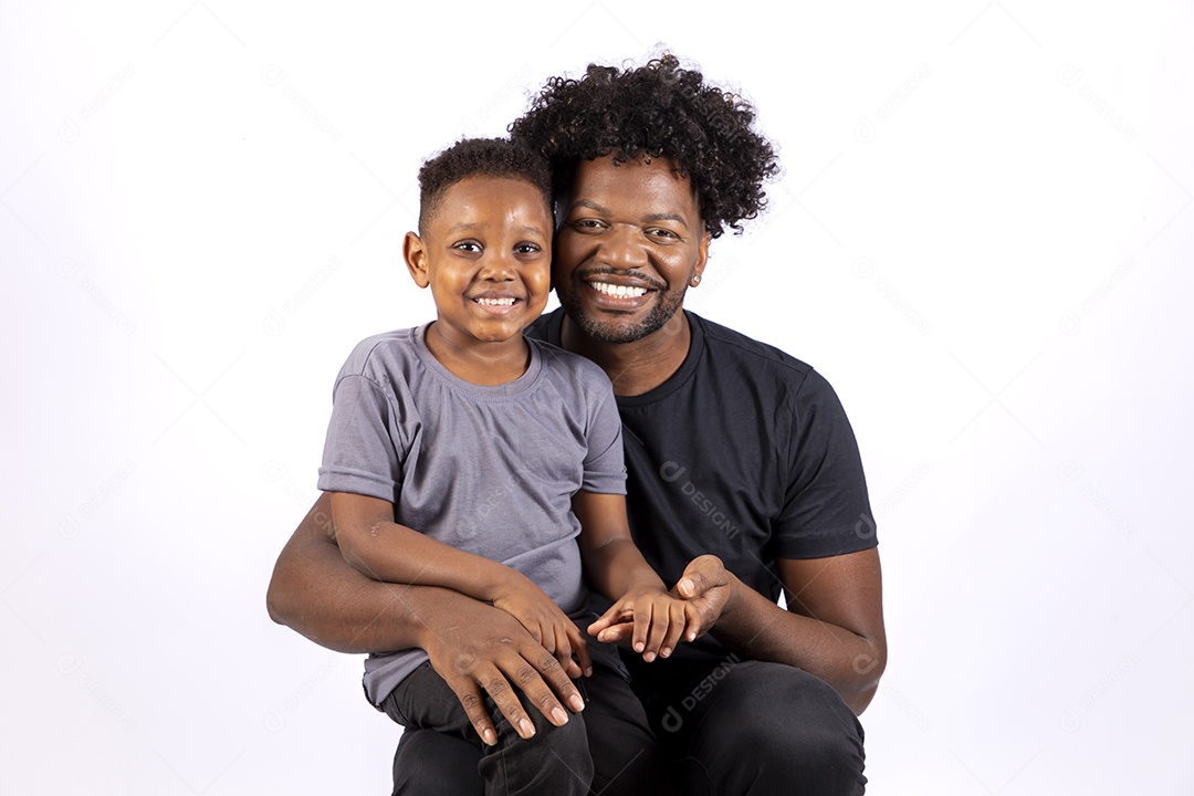 Filho ao lado de seu pai sobre fundo isolado