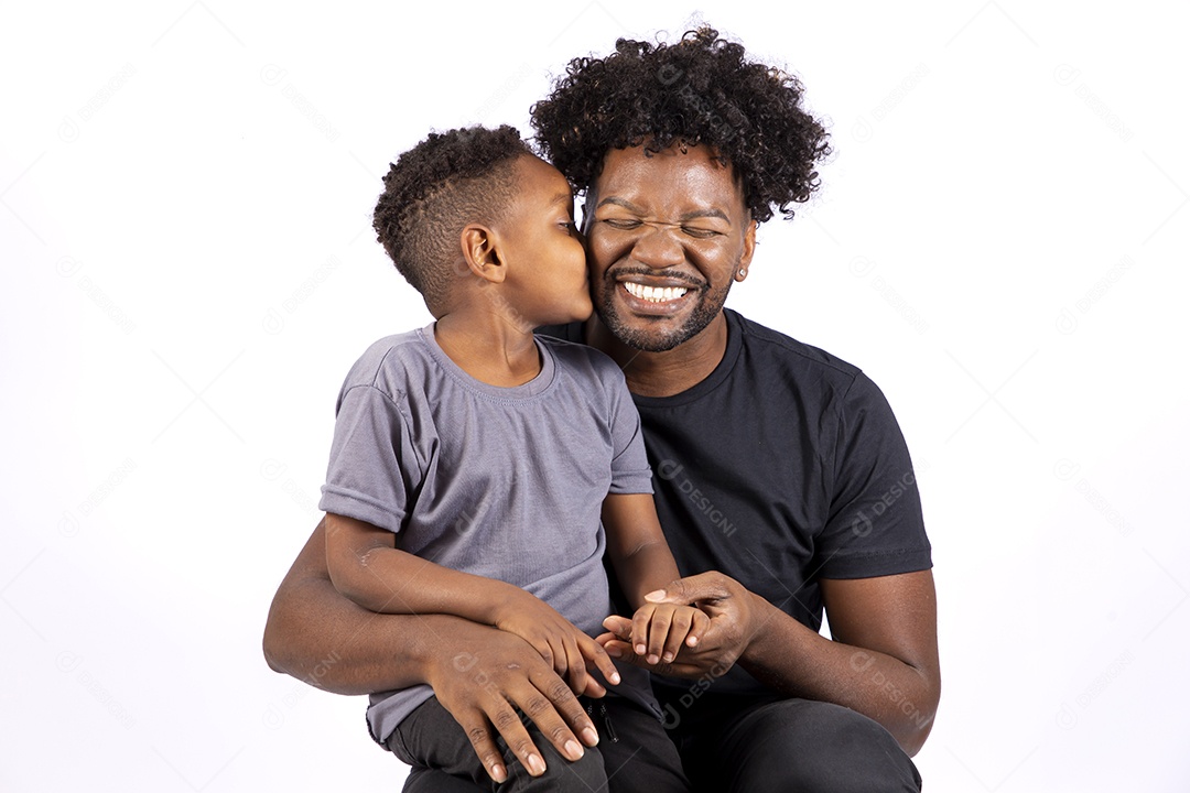 Filho ao lado de seu pai sobre fundo isolado