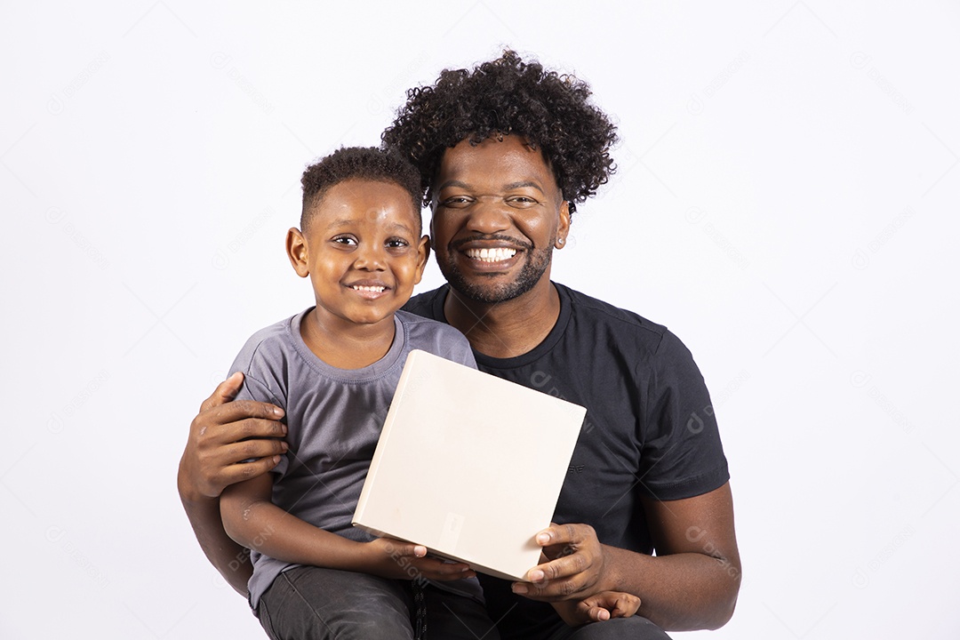 Filho ao lado de seu pai sobre fundo isolado