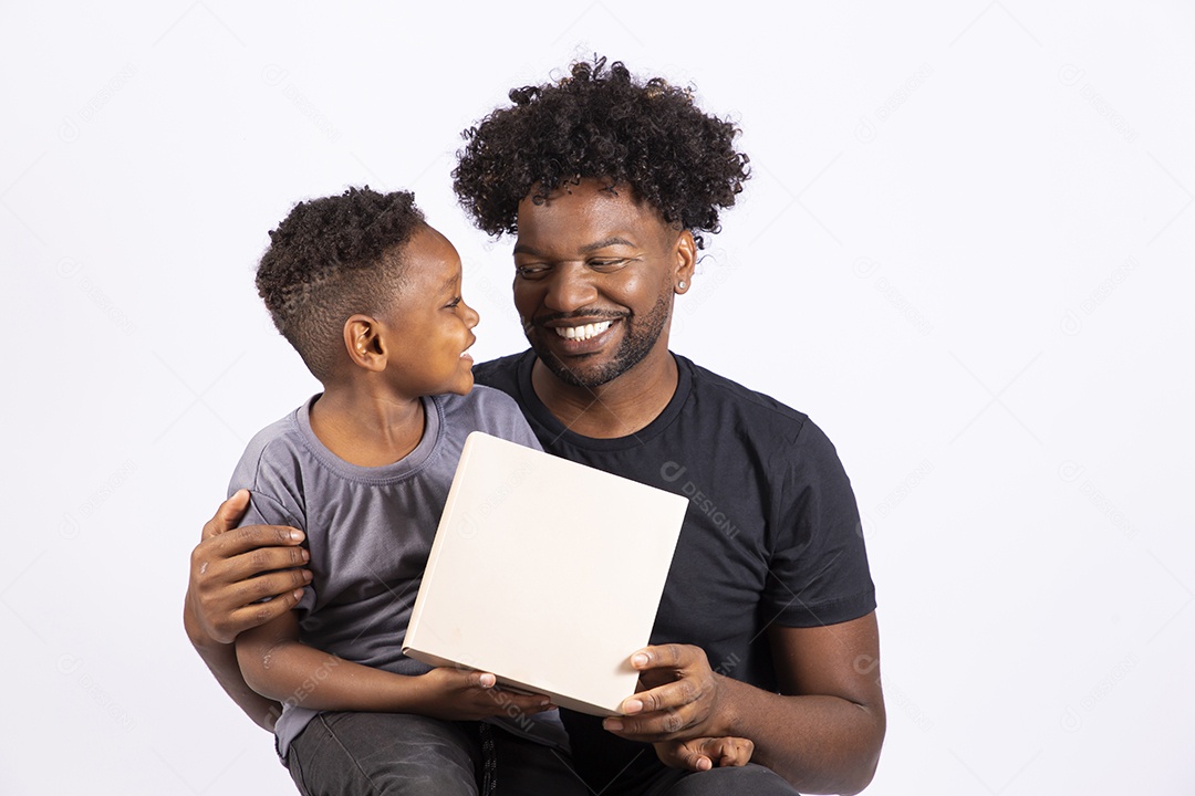 Filho ao lado de seu pai sobre fundo isolado