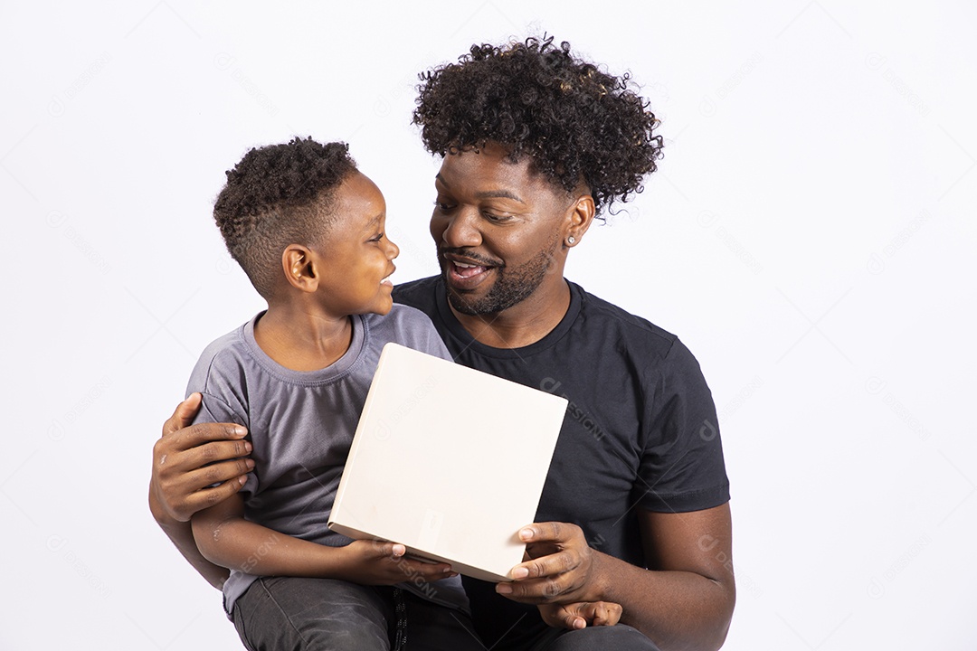 Filho ao lado de seu pai sobre fundo isolado