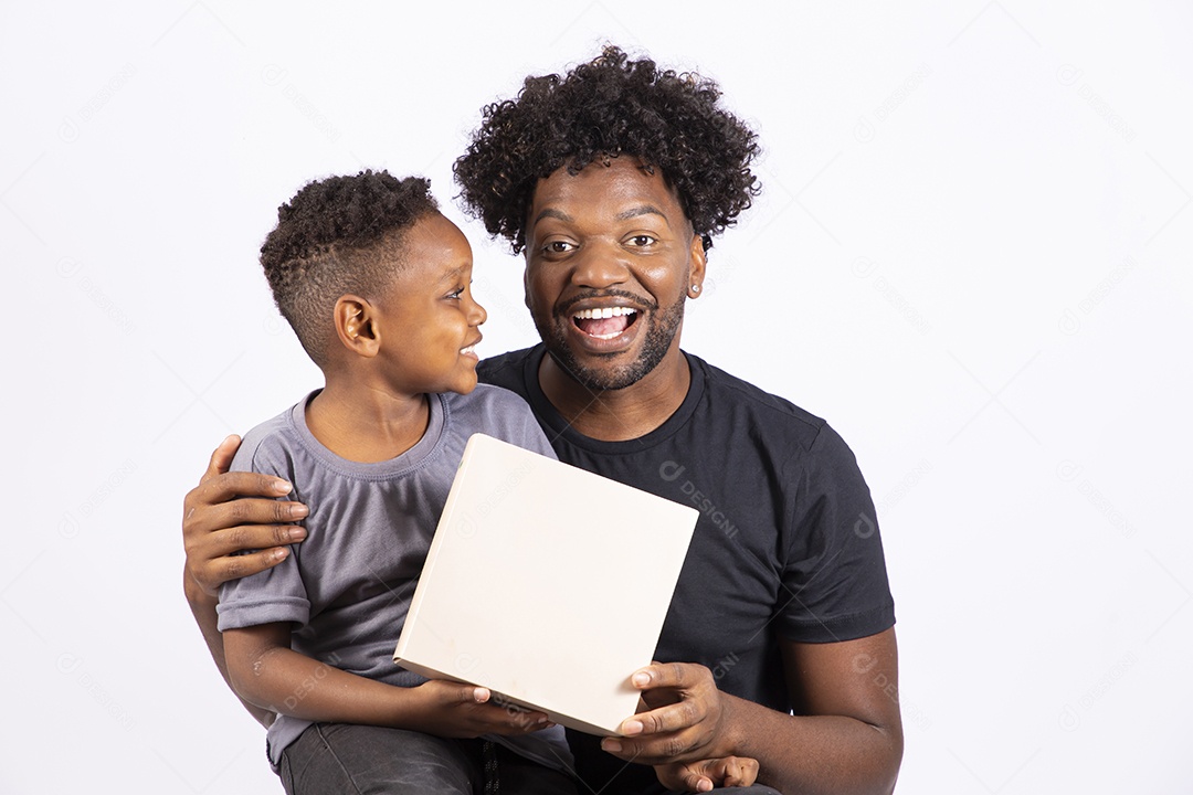 Filho ao lado de seu pai sobre fundo isolado