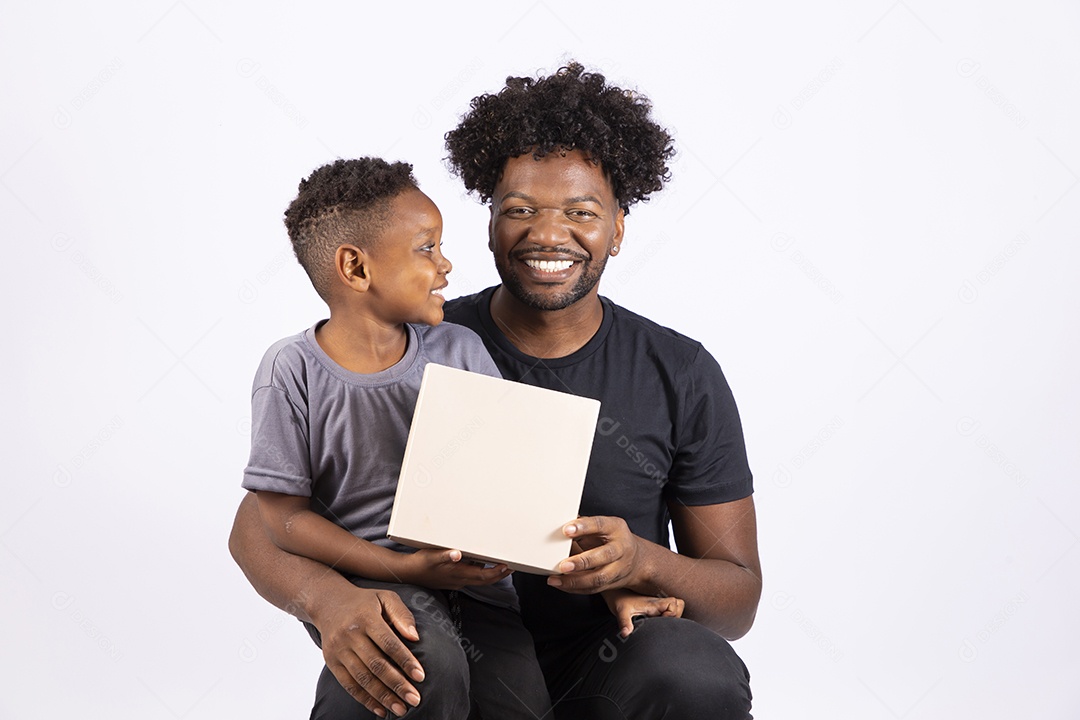 Filho ao lado de seu pai sobre fundo isolado