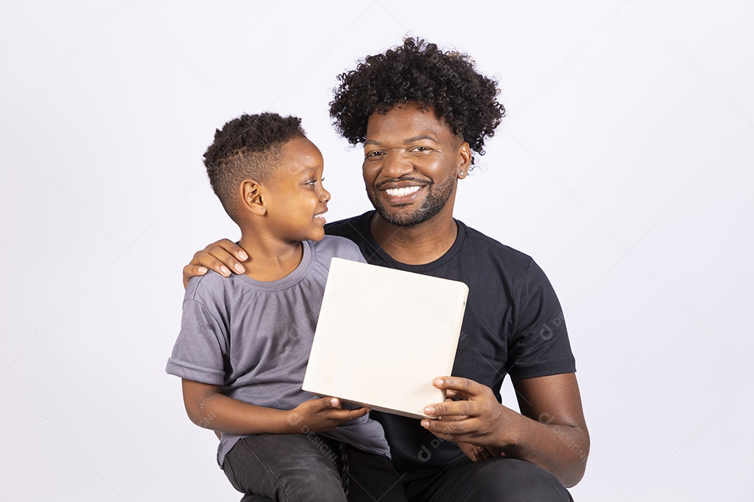 Filho ao lado de seu pai sobre fundo isolado