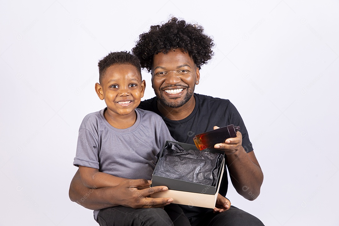 Filho ao lado de seu pai sobre fundo isolado