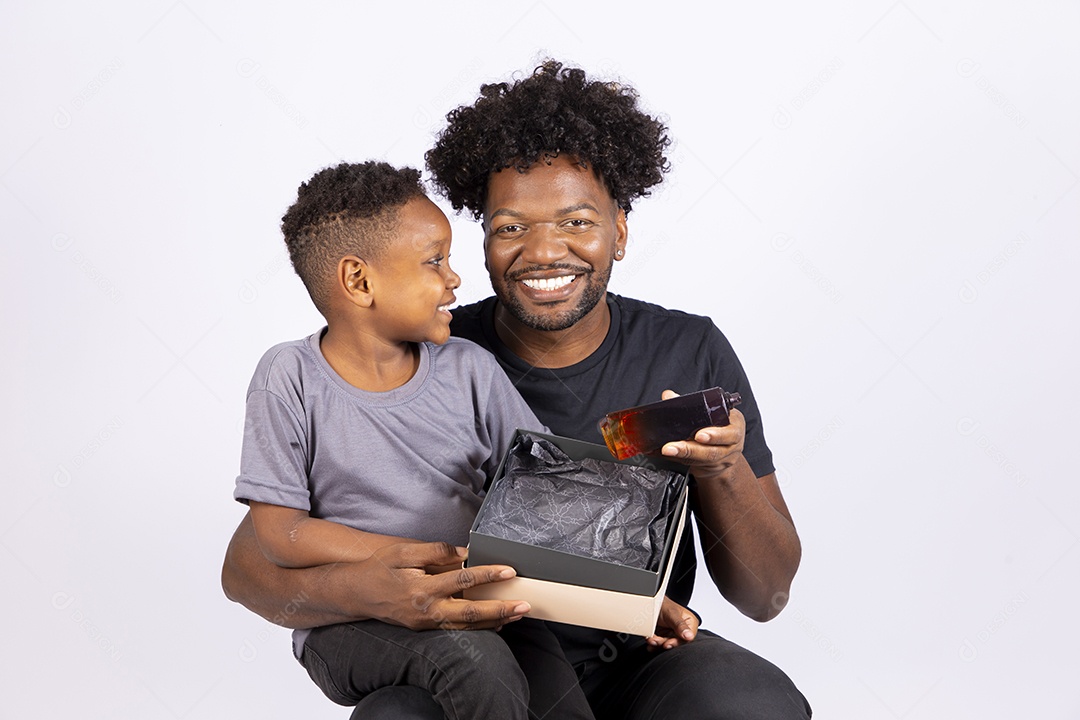 Filho ao lado de seu pai sobre fundo isolado