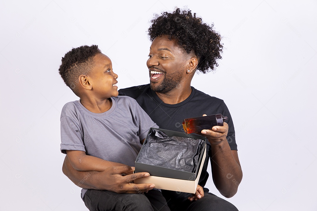 Filho ao lado de seu pai sobre fundo isolado