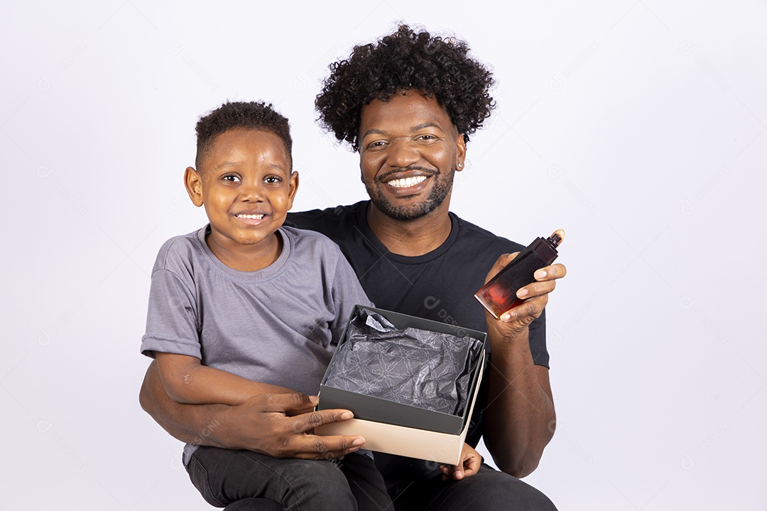 Filho ao lado de seu pai sobre fundo isolado