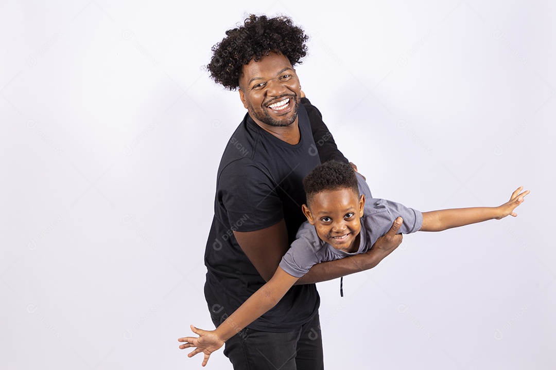 Filho ao lado de seu pai sobre fundo isolado