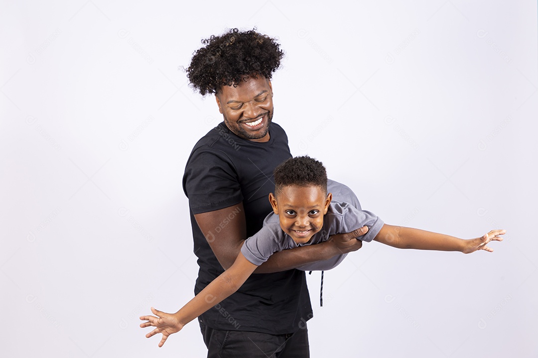 Filho ao lado de seu pai sobre fundo isolado