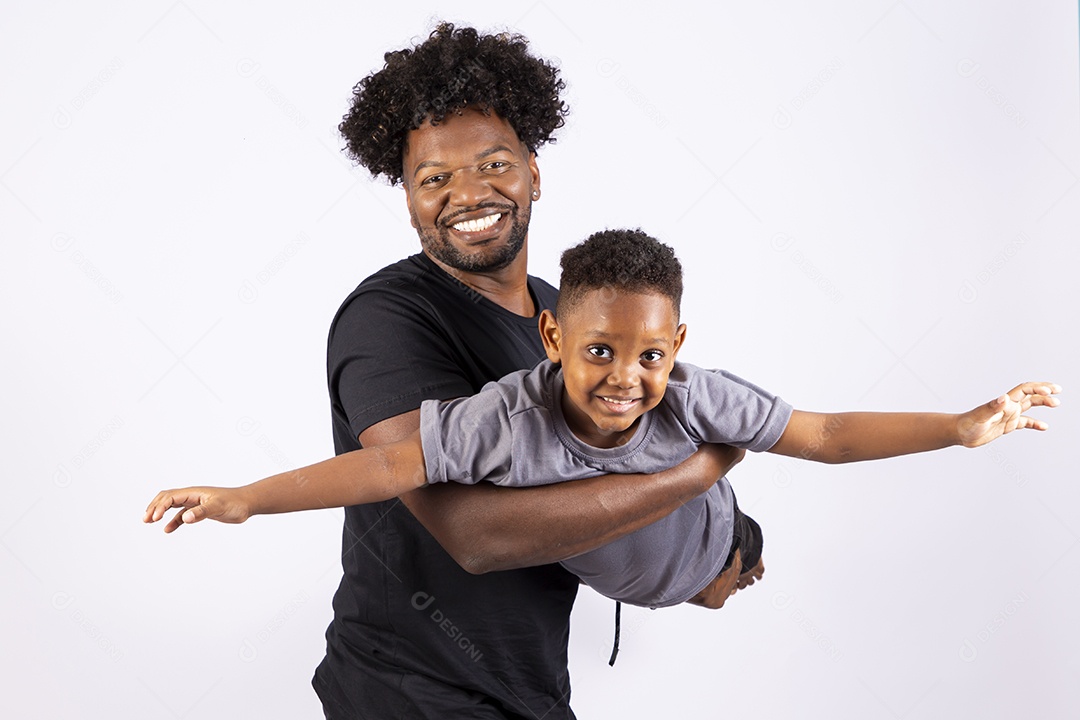 Filho ao lado de seu pai sobre fundo isolado