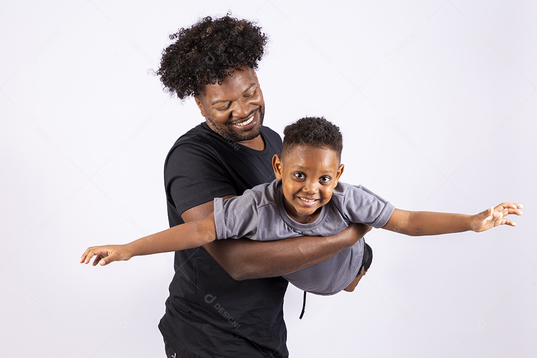 Filho ao lado de seu pai sobre fundo isolado