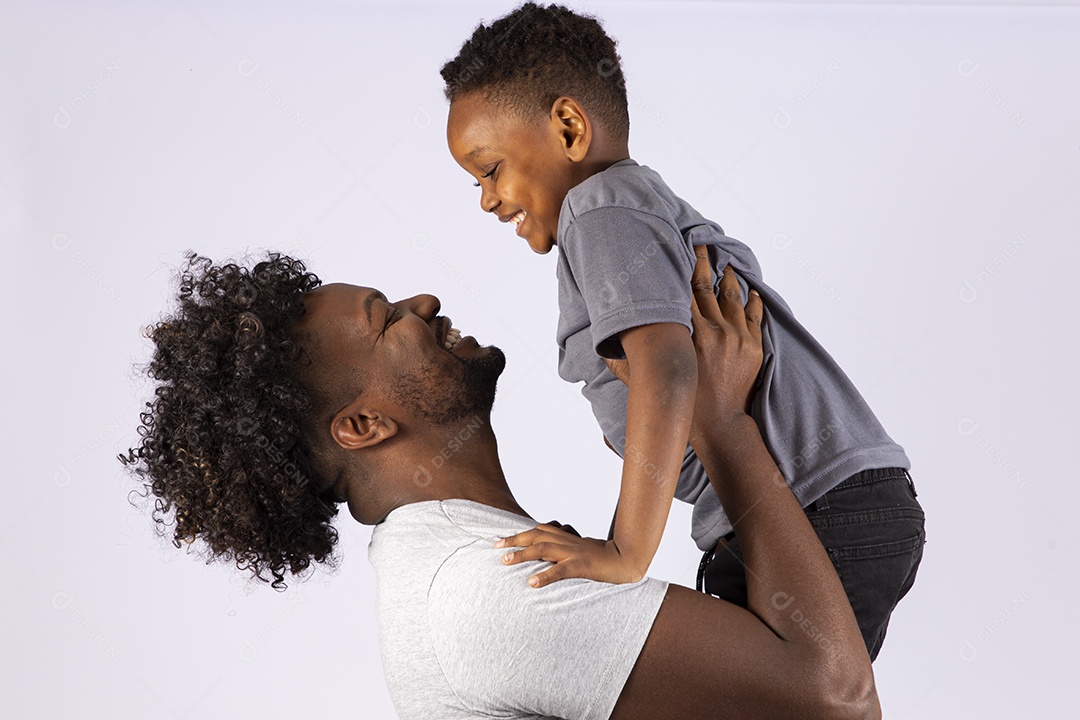 Filho ao lado de seu pai sobre fundo isolado