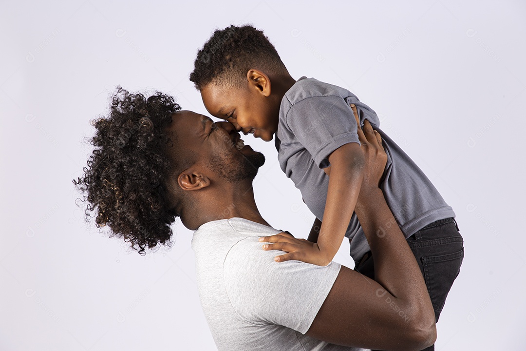 Filho ao lado de seu pai sobre fundo isolado