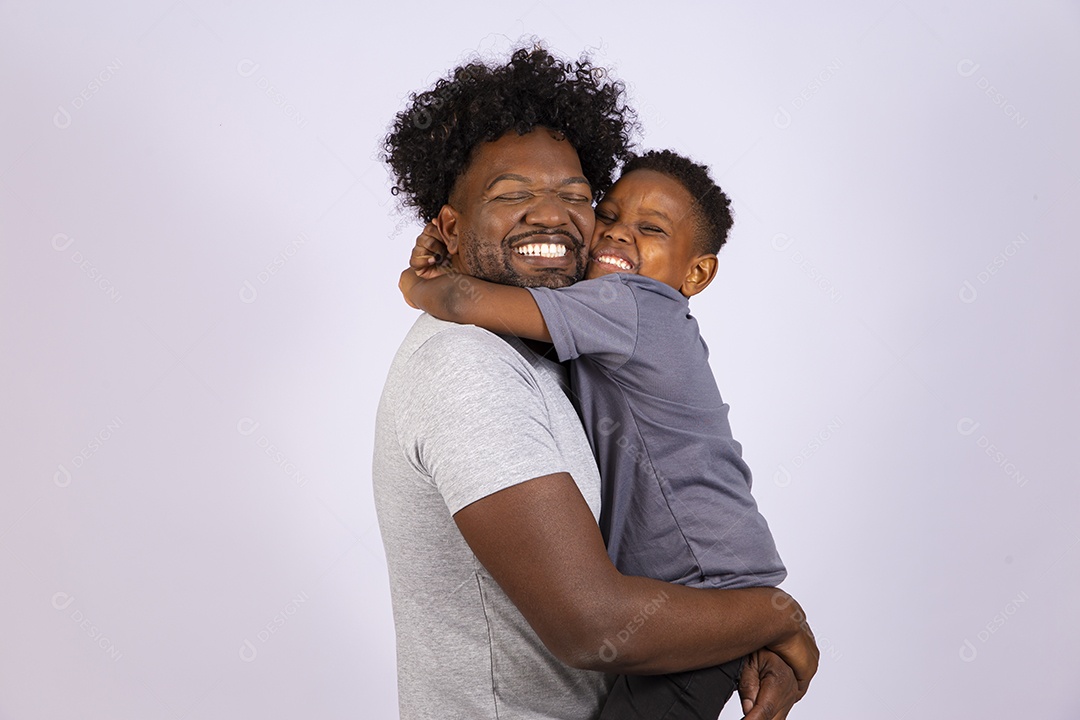 Filho ao lado de seu pai sobre fundo isolado