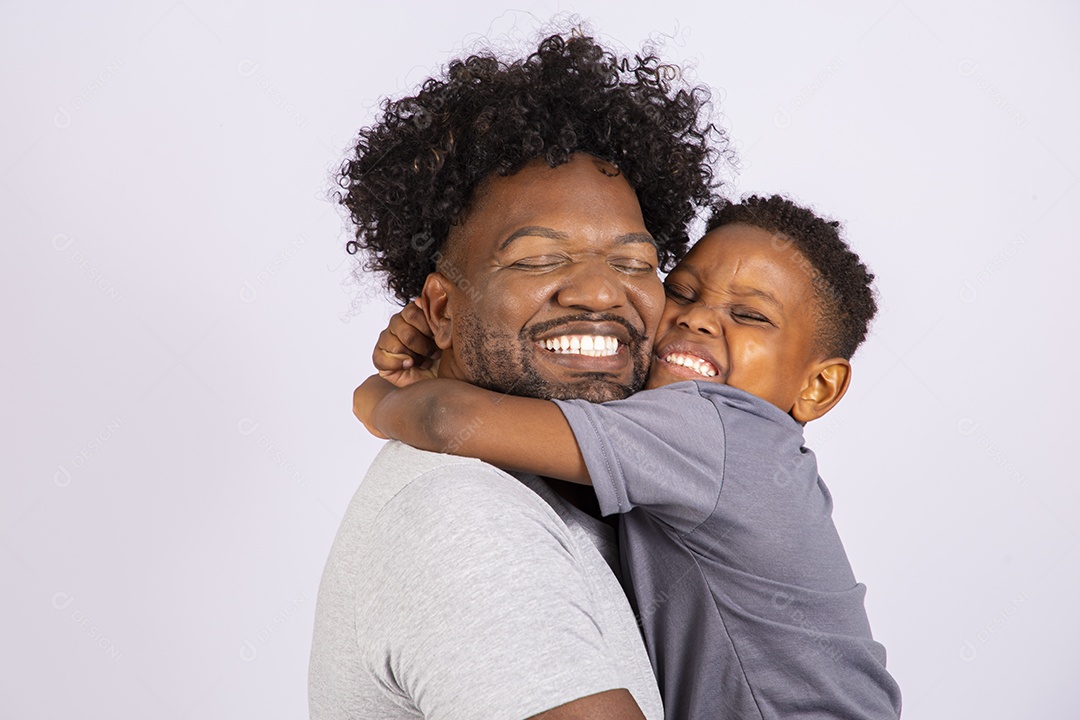Filho ao lado de seu pai sobre fundo isolado