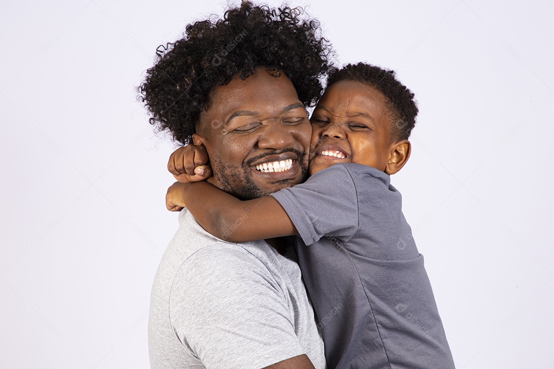 Filho ao lado de seu pai sobre fundo isolado