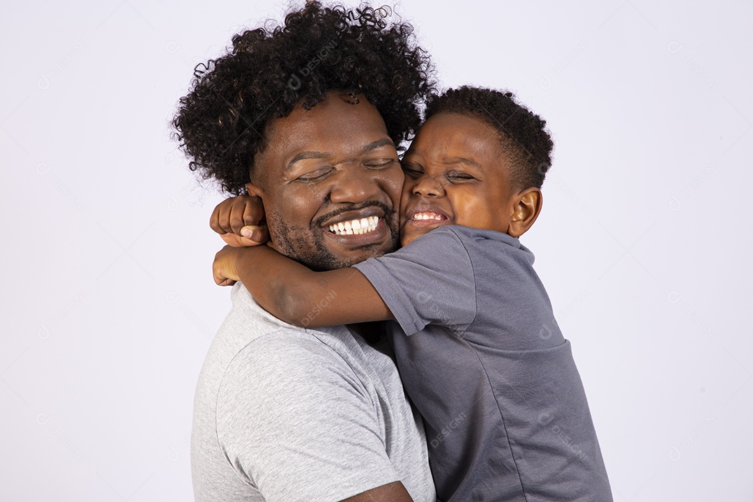 Filho ao lado de seu pai sobre fundo isolado