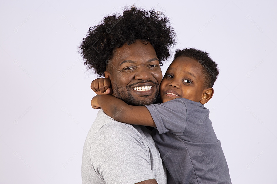 Filho ao lado de seu pai sobre fundo isolado