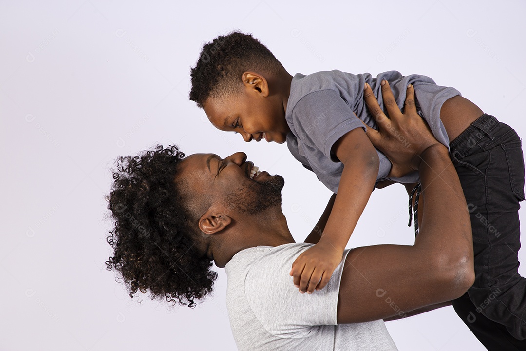 Filho ao lado de seu pai sobre fundo isolado