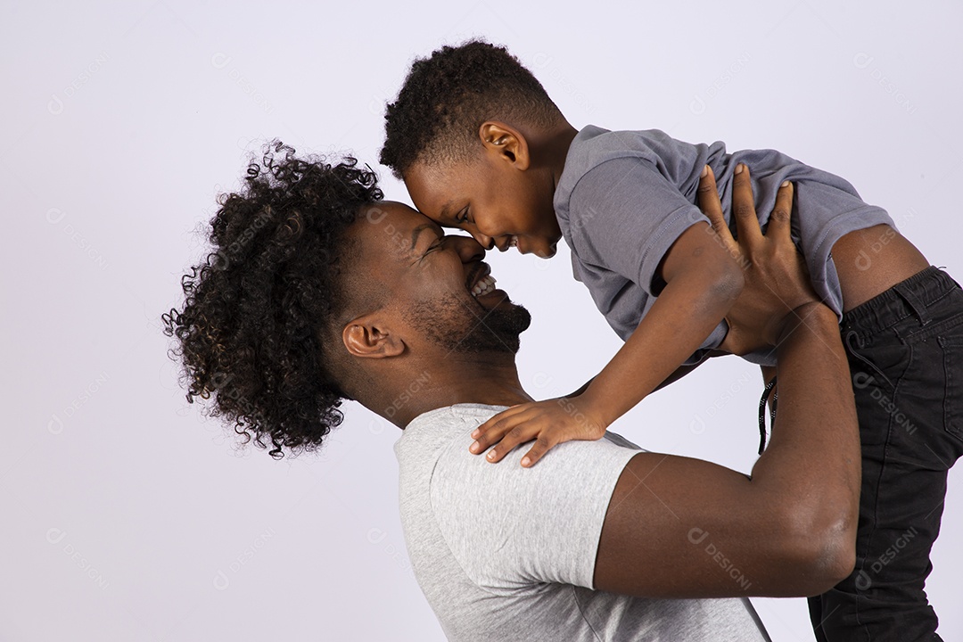Filho ao lado de seu pai sobre fundo isolado