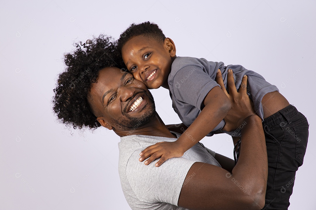 Filho ao lado de seu pai sobre fundo isolado