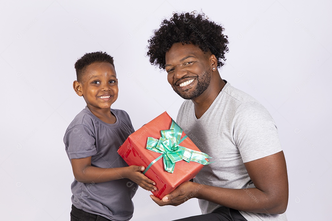 Filho presenteando seu pai sobre fundo isolado