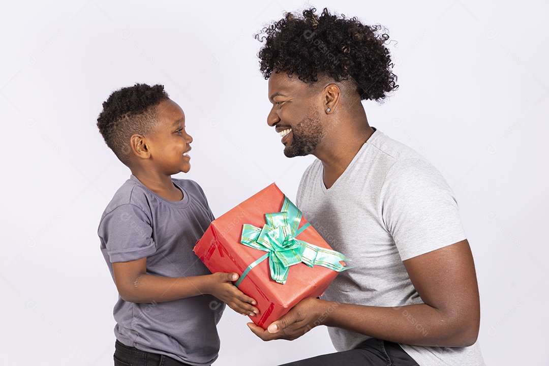 Filho presenteando seu pai sobre fundo isolado