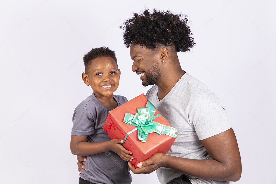 Filho presenteando seu pai sobre fundo isolado