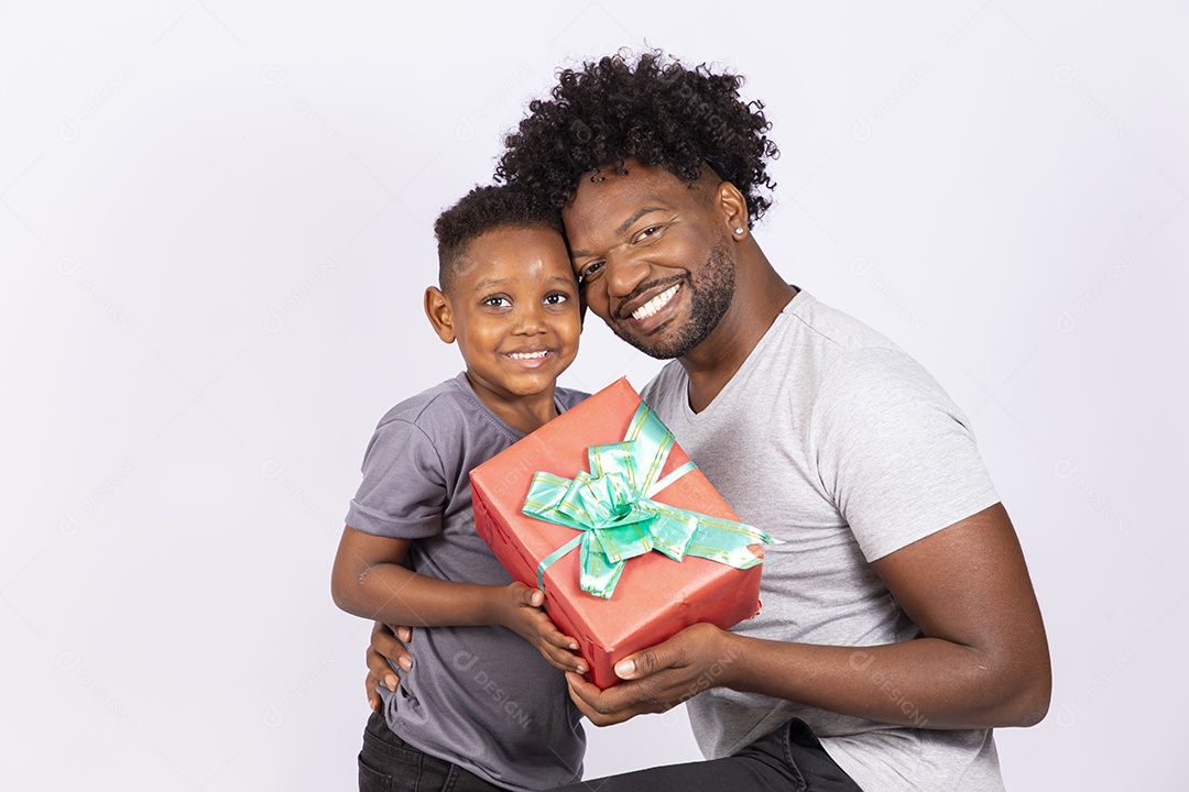 Filho presenteando seu pai sobre fundo isolado