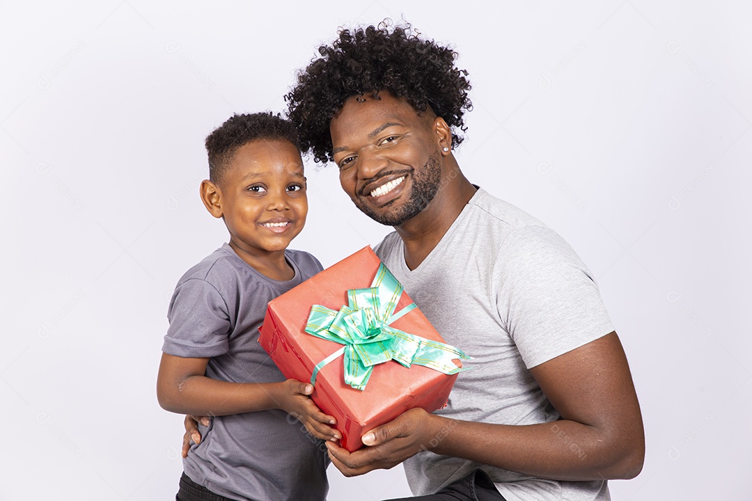 Filho presenteando seu pai sobre fundo isolado