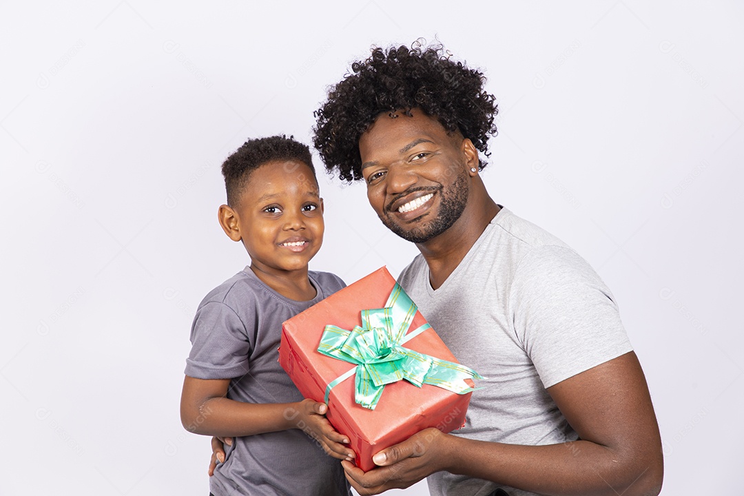 Filho presenteando seu pai sobre fundo isolado