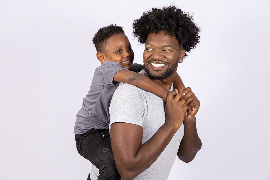 Filho ao lado de seu pai sobre fundo isolado